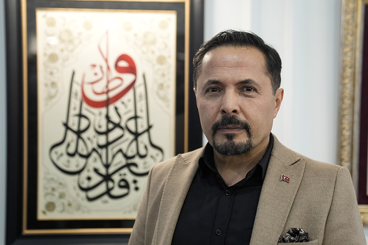 Hattat Kadir Sakoğlu ve öğrencilerinin aile temalı hat eserlerinden oluşan