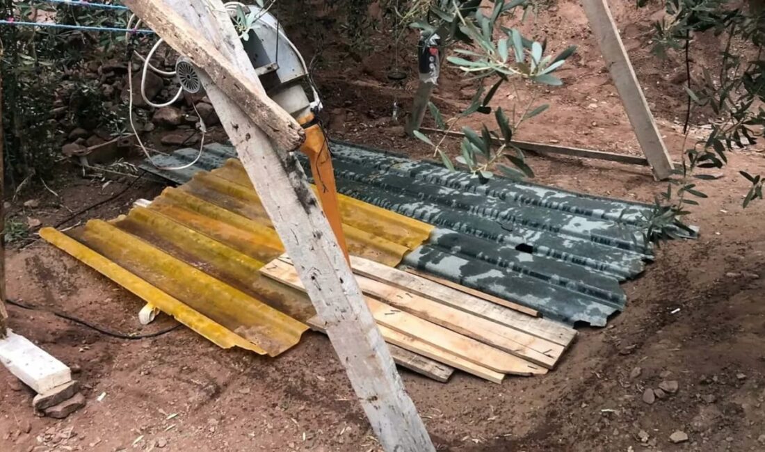 Manisa’nın Salihli ilçesinde, evinin bahçesinde izinsiz kazı yaparak define arayan