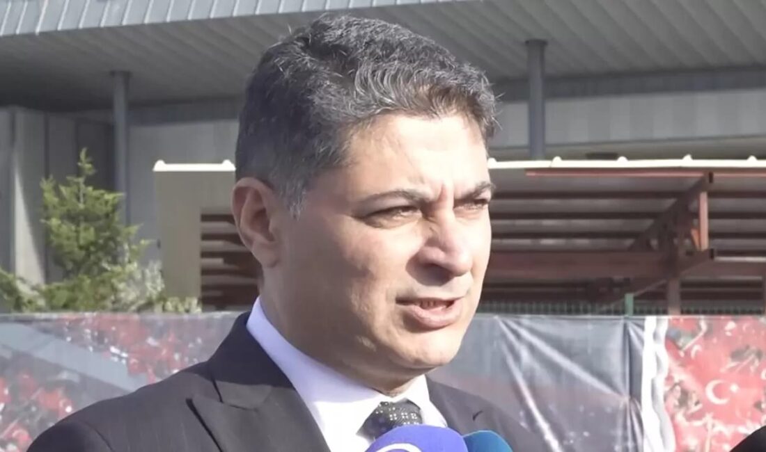 Fenerbahçe Kulübü Başkanı Sadettin Saran, yönetim kurulu üyeleriyle birlikte Türkiye