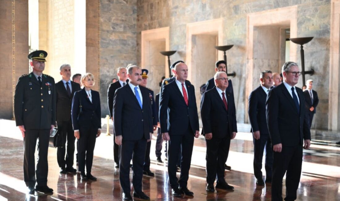 Birleşik Krallık Başbakanı Keir Starmer’dan Ankara’da Kurucu Lidere Saygı Duruşu