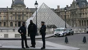 Paris’teki tarihi müzeden çalınan mücevherler için soruşturma sürüyor; şüphelilerden biri
