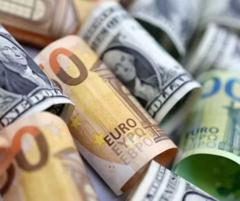 Kur dalgalanmaları yeniden gündemde. ABD Doları’nda artış gözlenirken, Euro TL