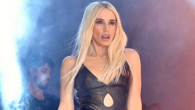 Ünlü şarkıcı Gülşen, İstanbul’daki bir konserinde sahneye para atan hayranına