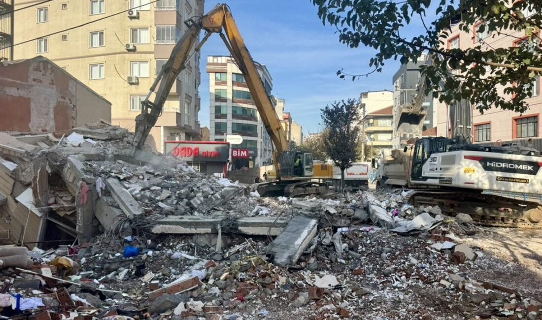 Kocaeli’nin Gebze ilçesinde yedi katlı apartmanın çökmesi sonrası bölgede yürütülen