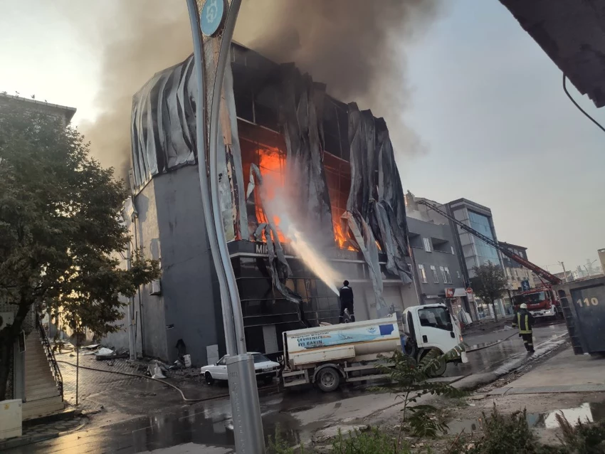 Kocaeli'nin Dilovası ilçesinde bulunan bir kozmetik/parfüm dolum tesisinde çıkan yangın,