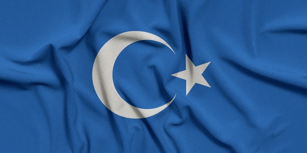 Elimde imzalı bir kitap vardı. Kapağını her açtığımda içinden sanki
