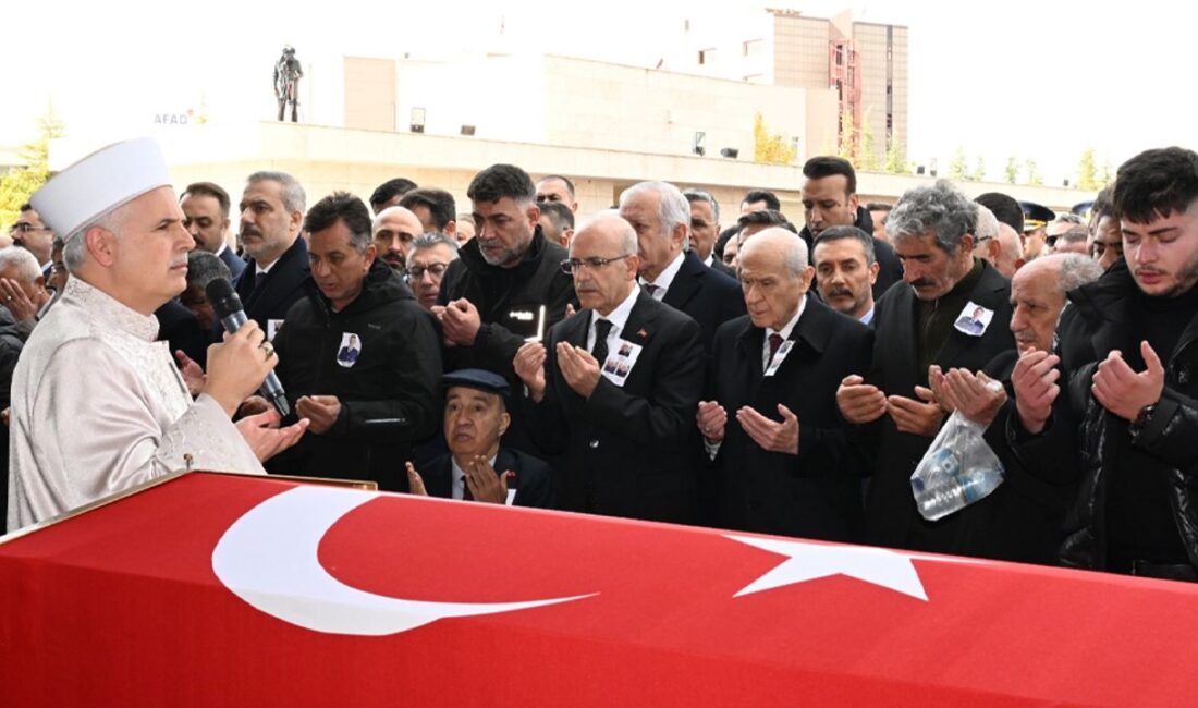 Devlet Bahçeli, şehit askerler için düzenlenen törene katılarak yakınlarına başsağlığı