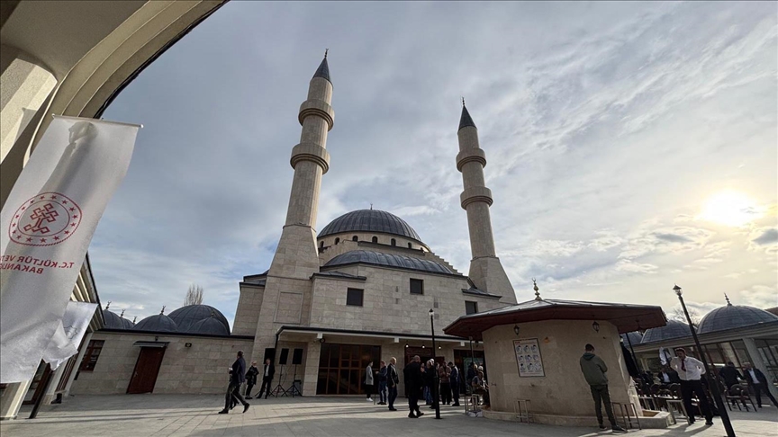 Bulgaristan’ın Kırcaali şehrinde, Balkanlar’ın en büyük camilerinden biri olarak inşa