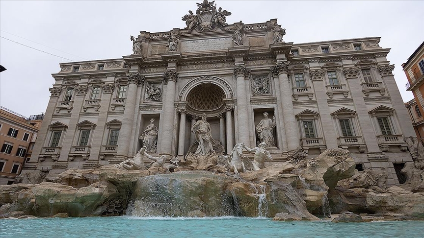 Yeni düzenlemeye göre, Trevi Çeşmesi’ne sadece havuzunun önüne kadar erişmek