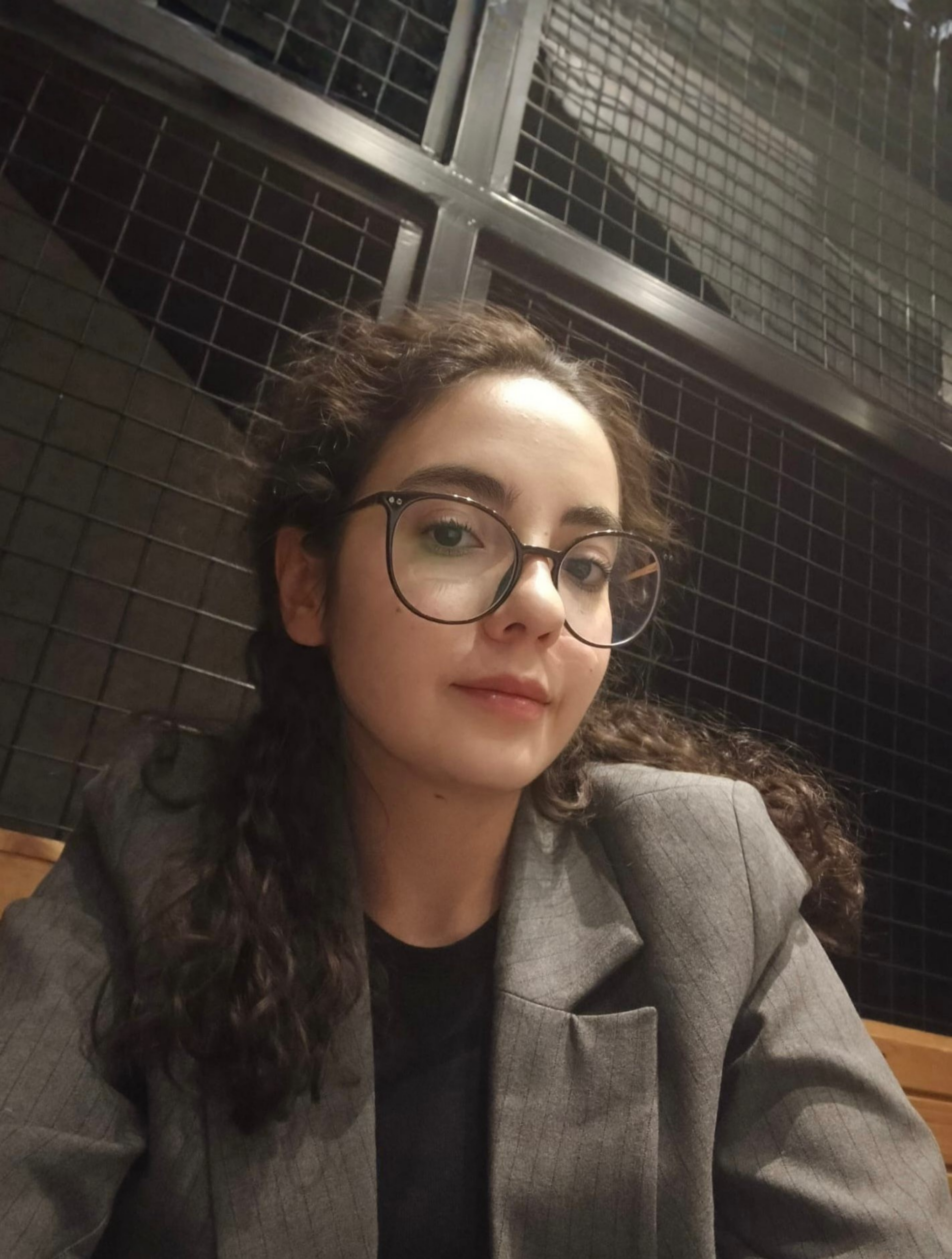 Sinem Üzümcü / Yazar yazar fotoğrafı