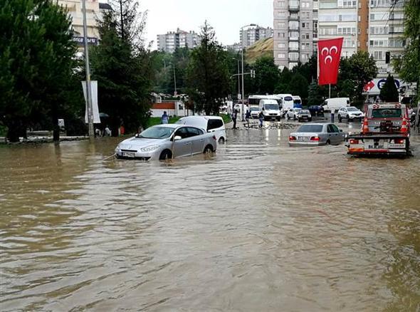 Başkentte etkili olan sağanak yağış nedeniyle bazı bölgelerde su baskınları