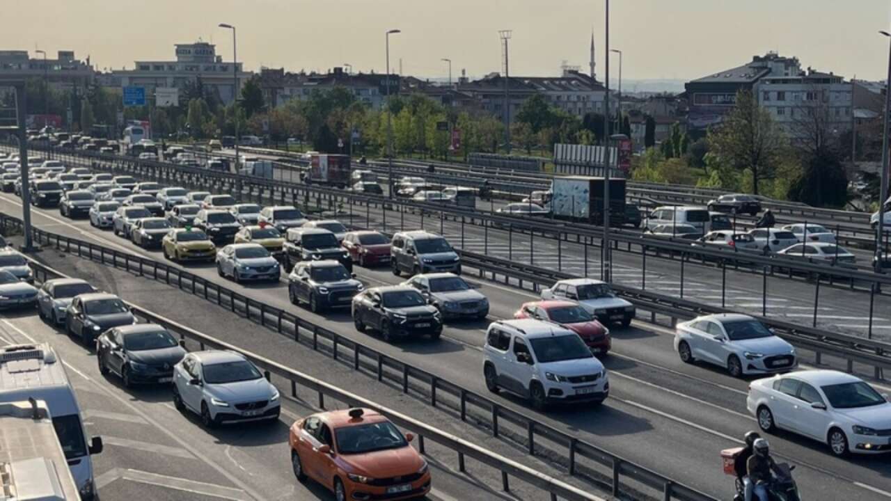 İstanbul’da akşam saatlerinde etkisini artıran trafik yoğunluğu nedeniyle kent genelinde