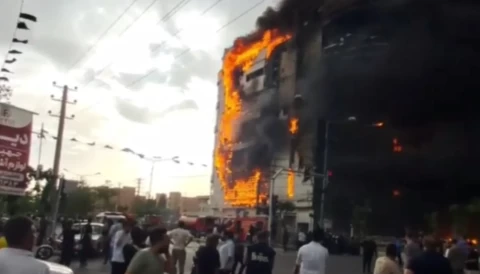 İran’ın başkenti Tahran’da bir alışveriş merkezinde çıkan yangın faciaya yol