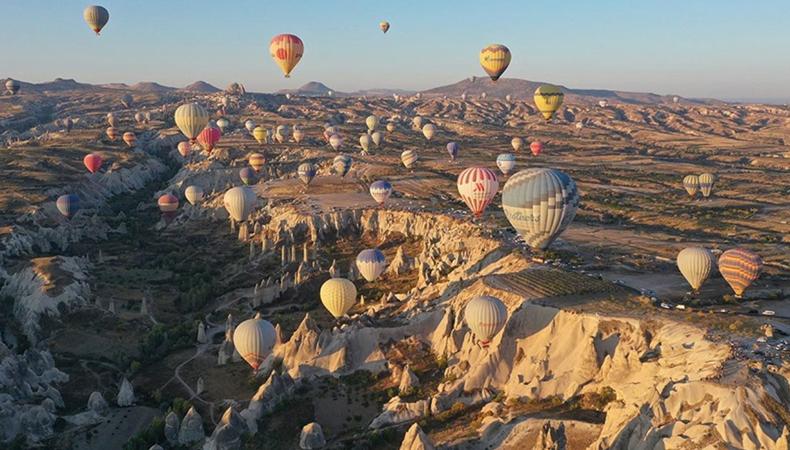 Kapadokya’da yaz turizmi hareketliliği yeniden başladı.