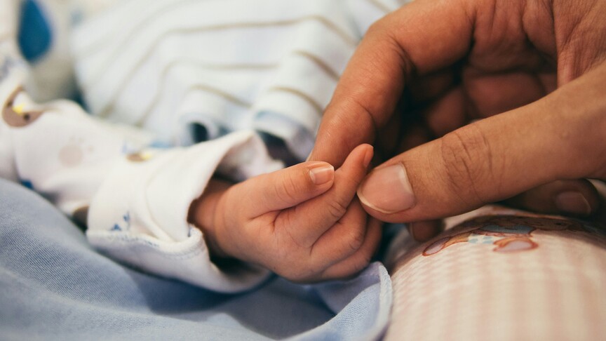 Kamu kurumlarında görev yapan sözleşmeli personelin doğum izni süresiyle ilgili