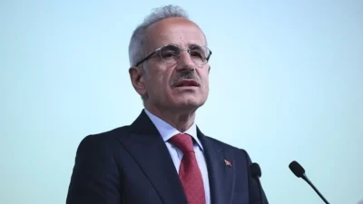 Uluslararası deniz ticaretinin en kritik noktalarından biri olan Hürmüz Boğazı