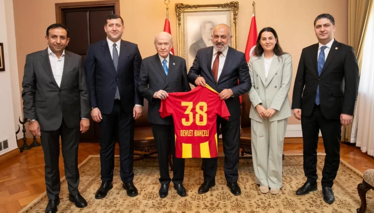 Süper Lig ekiplerinden Kayserispor’da Kulüp Başkanı Ali Çamlı ve beraberindeki