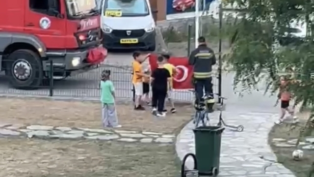 Bartın'da rüzgarın etkisiyle ipi koparak yere düşen Türk bayrağını gören