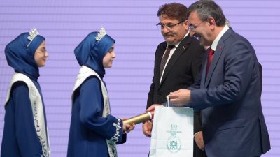 Cumhurbaşkanı Yardımcısı Cevdet Yılmaz, Sakarya Serdivan Kapalı Spor Salonu'nda düzenlenen