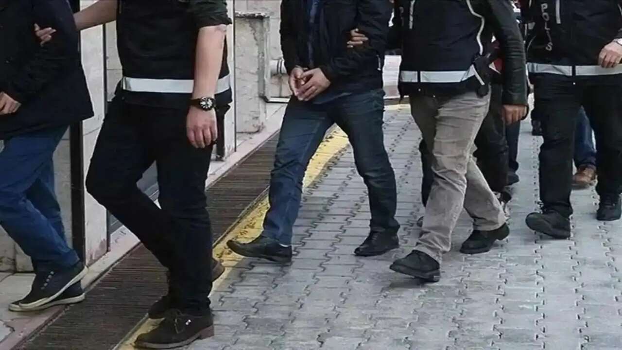 Afyonkarahisar'da Fetullahçı Terör Örgütü'ne (FETÖ) yönelik düzenlenen eş zamanlı operasyonda