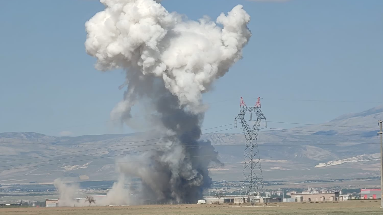 Niğde’nin Bor ilçesine bağlı Kemerhisar beldesinde yer alan havai fişek