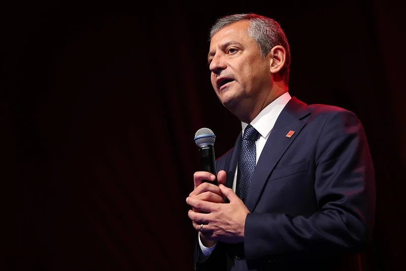 CHP içinde olağanüstü kurultay için toplanan imzaların ardından kriz tırmanırken,