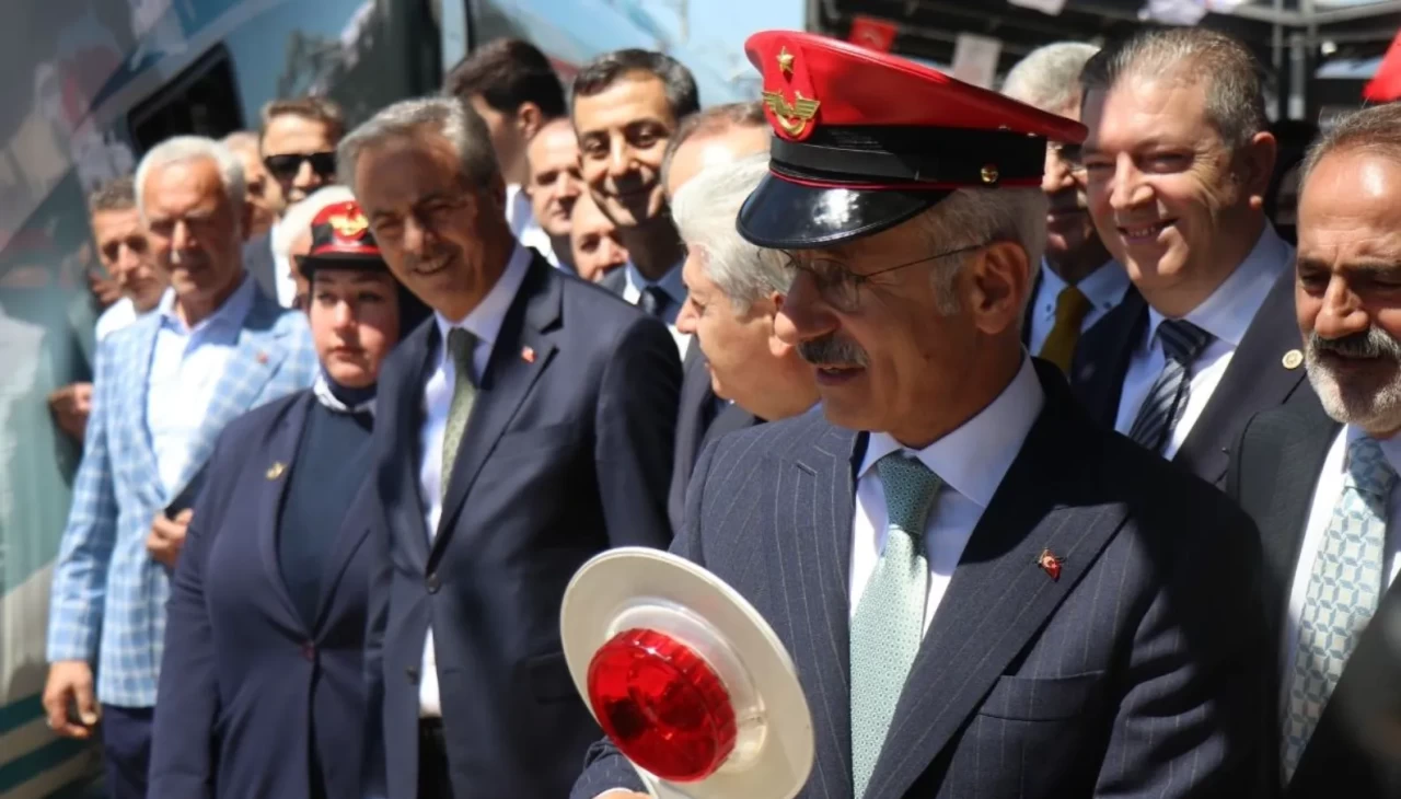 Ulaştırma ve Altyapı Bakanı Abdulkadir Uraloğlu, Sakarya'da Pamukova YHT İstasyonu