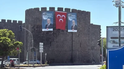 Diyarbakır’ın tarihi ve sembolik yapılarından biri olan Dağkapı Burcu’na, Milliyetçi