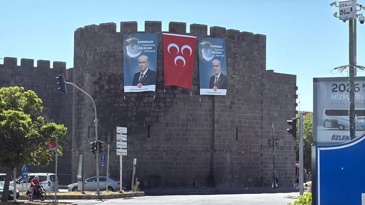 Diyarbakır’ın tarihi ve sembolik yapılarından biri olan Dağkapı Burcu’na, Milliyetçi