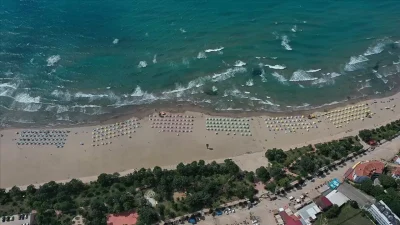 Yaz mevsiminin etkisini artırmasıyla birlikte serinlemek için sahil şeritlerine akın