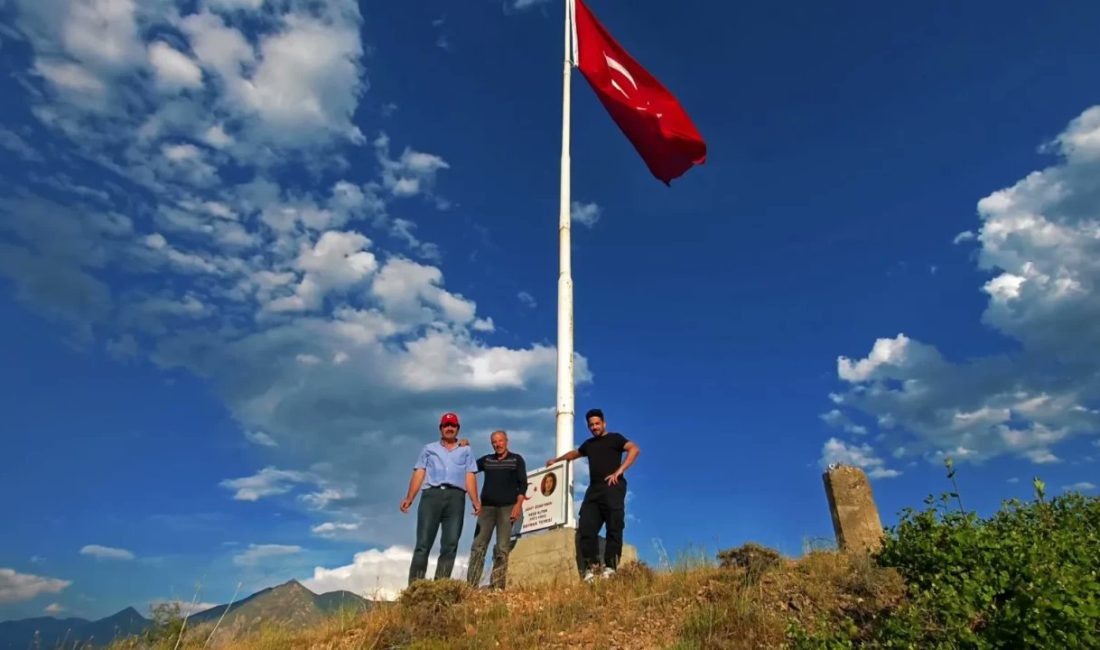 Erzurum'un Tortum ilçesinde "Bayrak Adam" lakabıyla tanınan Feyzullah Coşkun, 1993