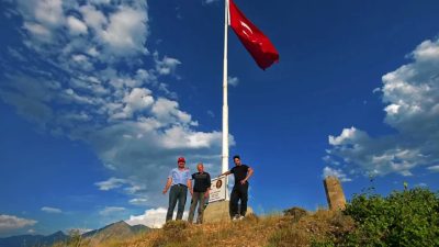 Erzurum'un Tortum ilçesinde "Bayrak Adam" lakabıyla tanınan Feyzullah Coşkun, 1993