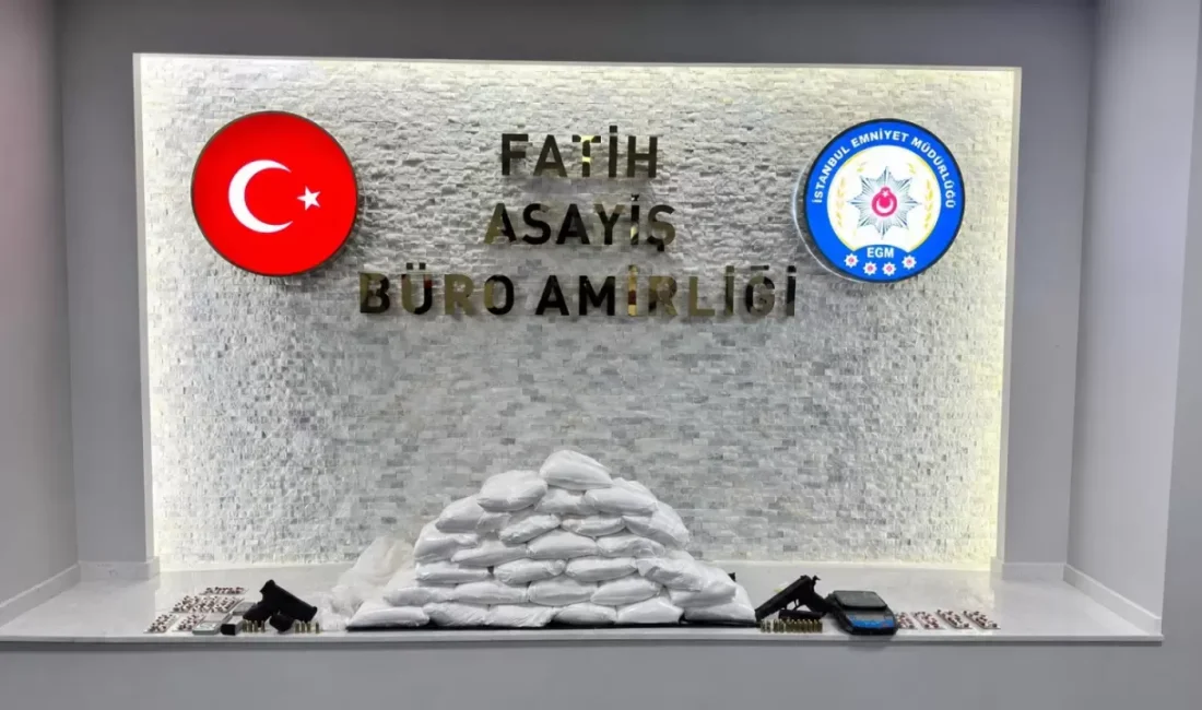 İstanbul Fatih'te zehir tacirlerine yönelik düzenlenen operasyonda, bir adrese yapılan