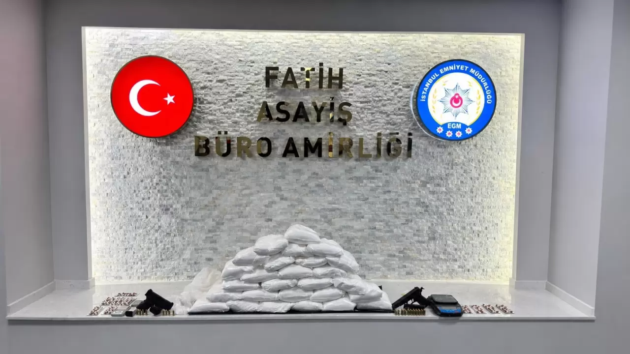İstanbul Fatih'te zehir tacirlerine yönelik düzenlenen operasyonda, bir adrese yapılan