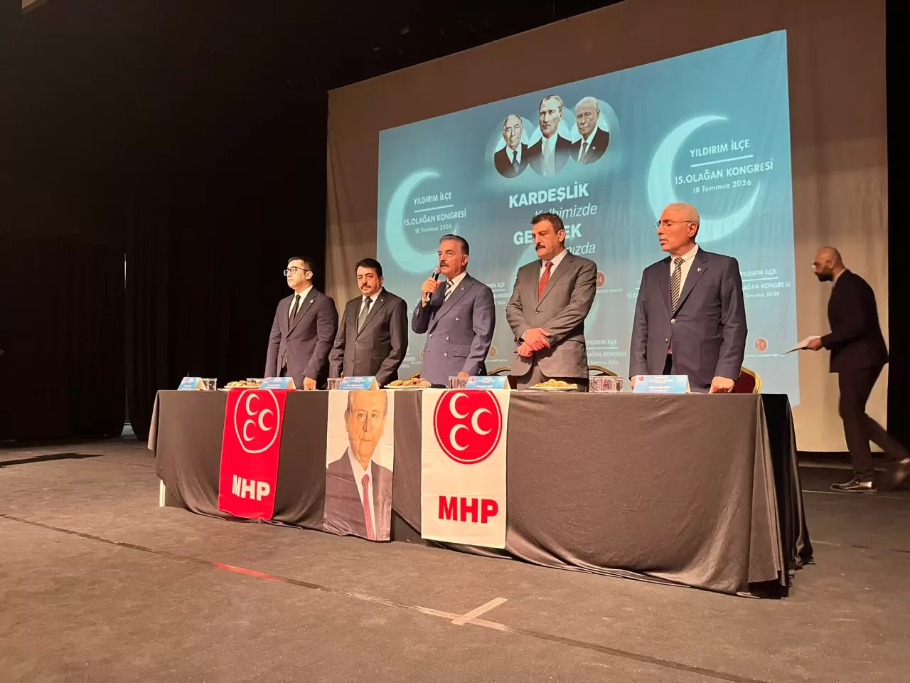 MHP Genel Sekreteri İsmet Büyükataman, Bursa'nın Yıldırım ilçesinde düzenlenen MHP