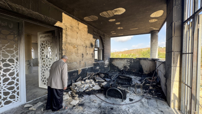 İşgal altındaki Batı Şeria'nın Tulkerim kentinde Filistin topraklarını gasbeden İsrailli