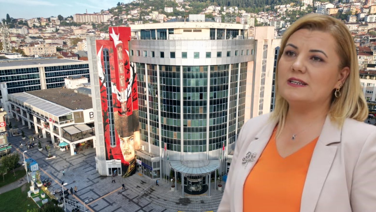 İzmit Belediyesi'ne sabah saatlerinde polis ekiplerince dev bir operasyon düzenlendi.