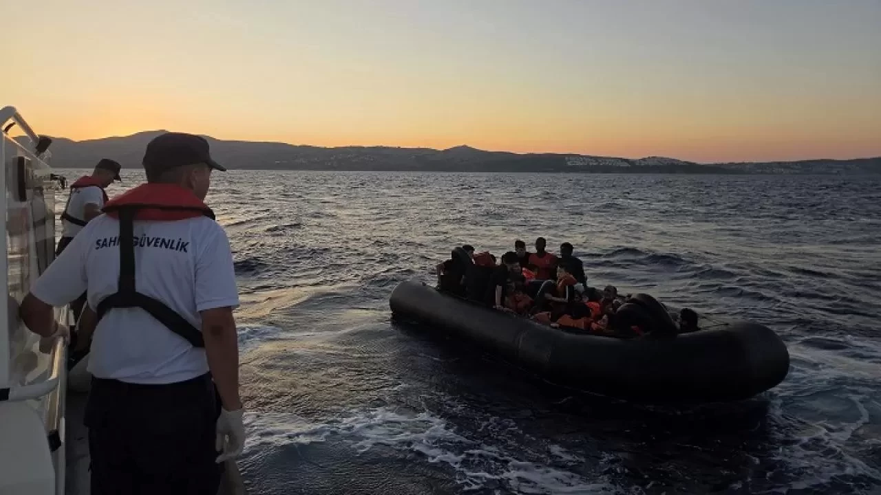 İzmir'in Seferihisar ve Çeşme ilçeleri açıklarında Sahil Güvenlik Komutanlığı ekiplerince