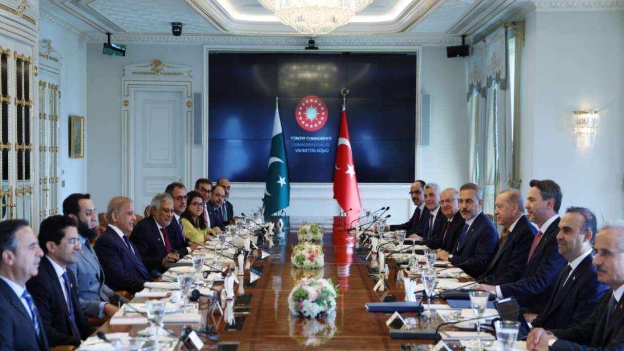 Cumhurbaşkanı Recep Tayyip Erdoğan ile Pakistan Başbakanı Şahbaz Şerif’in Dolmabahçe