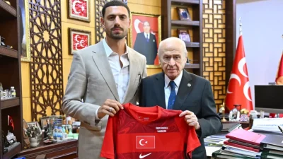 A Milli Futbol Takımı oyuncusu Merih Demiral, Milliyetçi Hareket Partisi