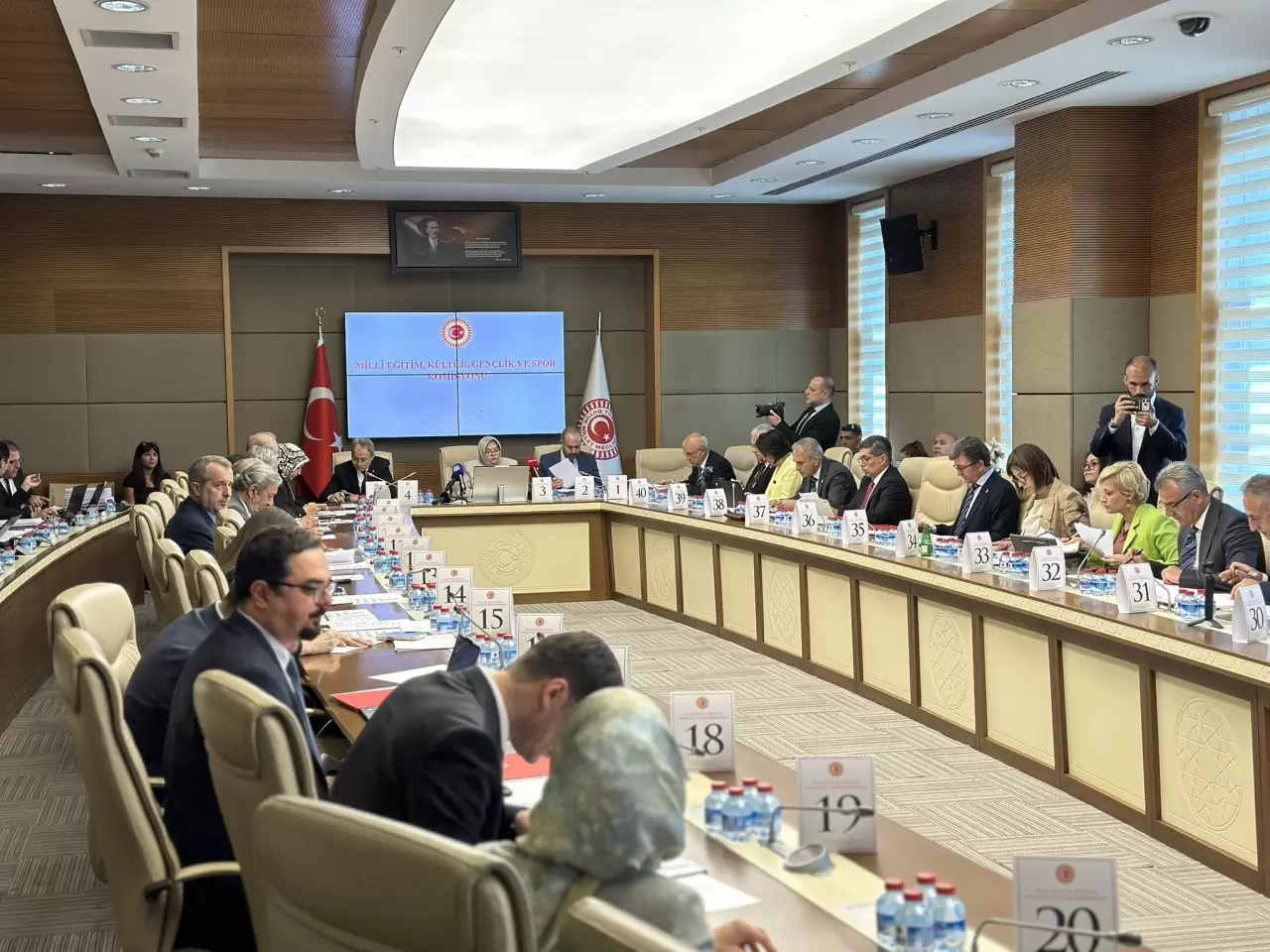 Çeşitli sebeplerle üniversite eğitimi yarım kalan ve okuluyla ilişiği kesilen