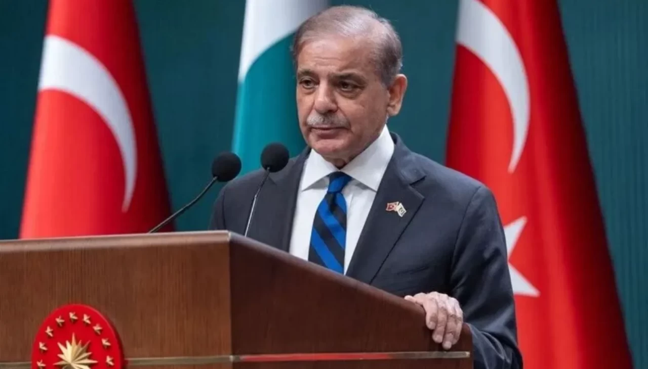 İstanbul'da düzenlenen Türkiye-Pakistan İş Forumu'nda konuşan Pakistan Başbakanı Şahbaz Şerif,