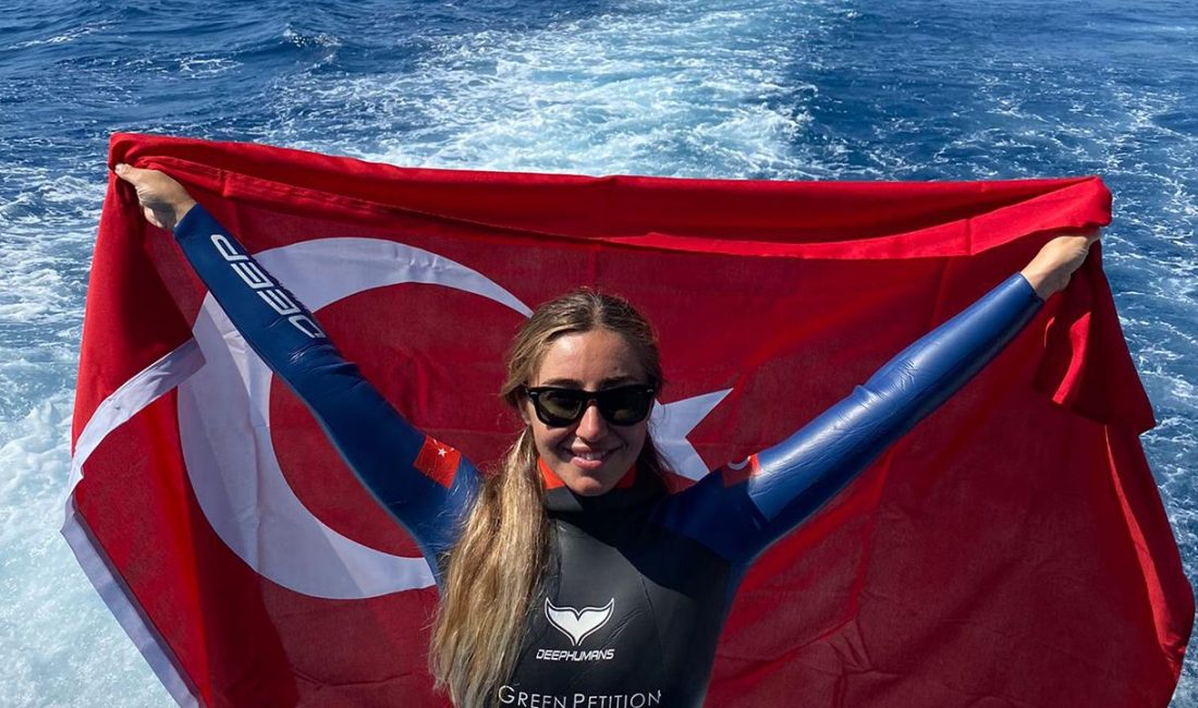 Milli sporcu ve dünya rekortmeni Şahika Ercümen, Antalya'nın Kaş ilçesinde