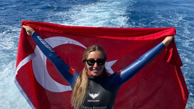 Milli sporcu ve dünya rekortmeni Şahika Ercümen, Antalya'nın Kaş ilçesinde