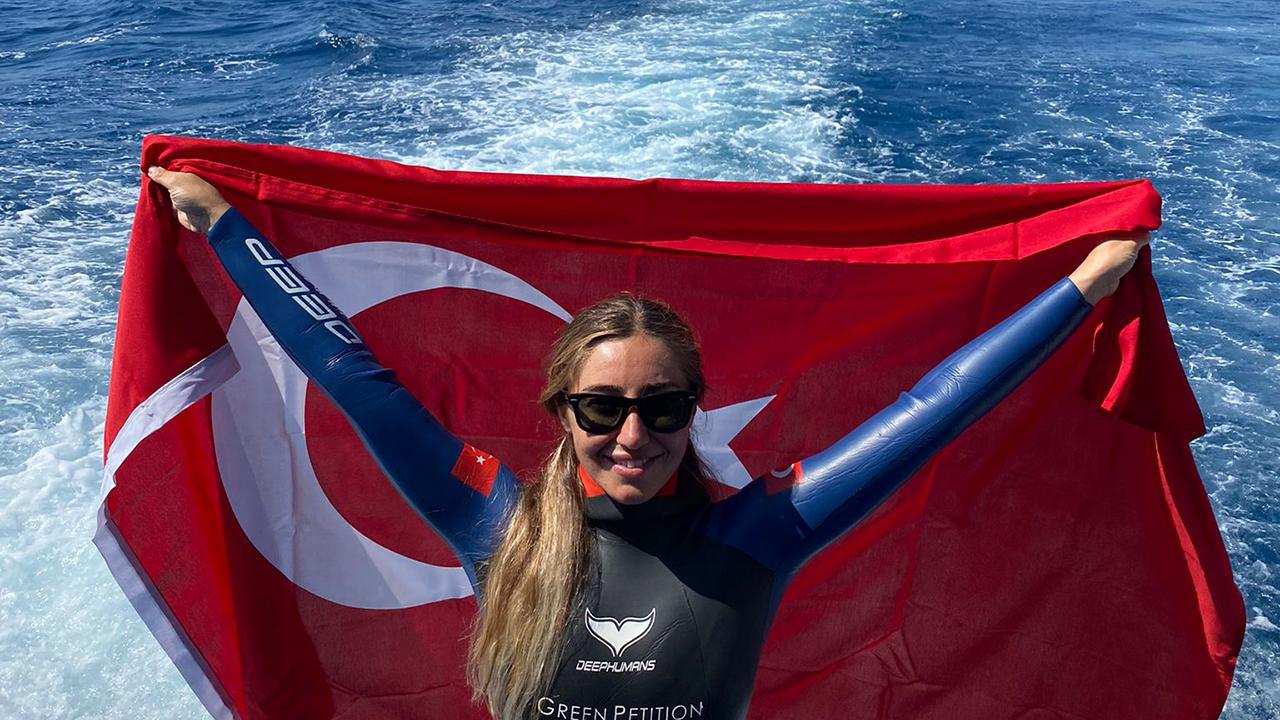 Milli sporcu ve dünya rekortmeni Şahika Ercümen, Antalya'nın Kaş ilçesinde