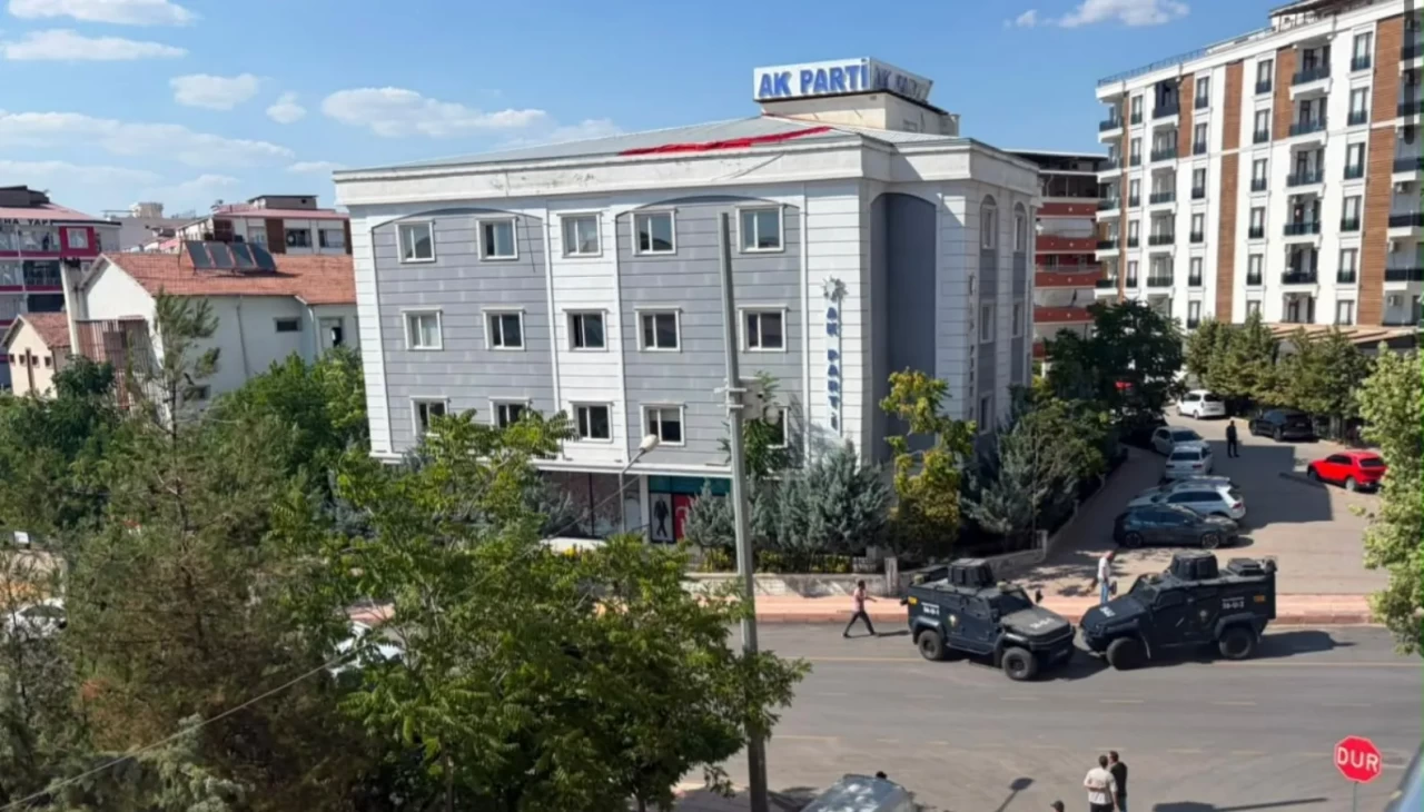 Siirt'te AK Parti İl Başkanlığı binası önüne kimliği belirsiz kişi