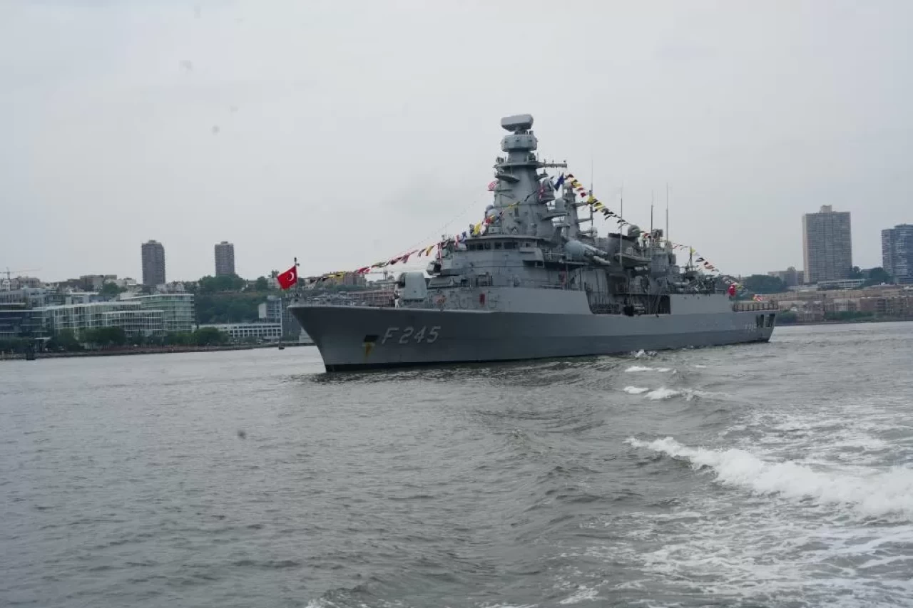 Türk Deniz Kuvvetleri Komutanlığı'na bağlı TCG Oruçreis, ABD'nin 250'nci kuruluş