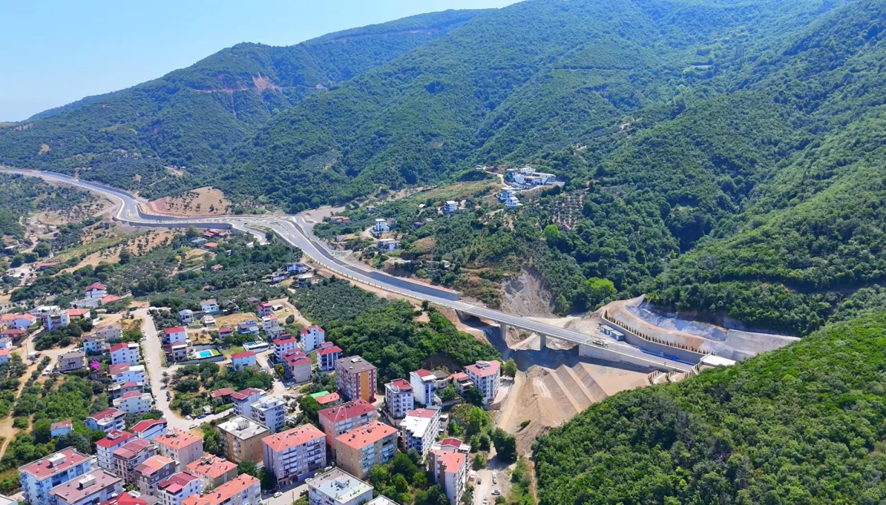 Ulaştırma ve Altyapı Bakanı Abdulkadir Uraloğlu, Yalova-Armutlu yolunun hizmete açılacağını