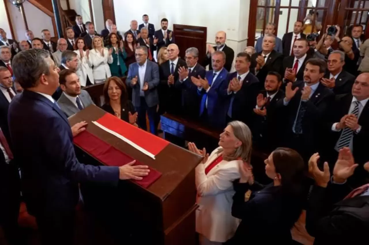 Yeni Parti Kurucuları oy birliğiyle Genel Başkan seçilen Özgür Özel'in
