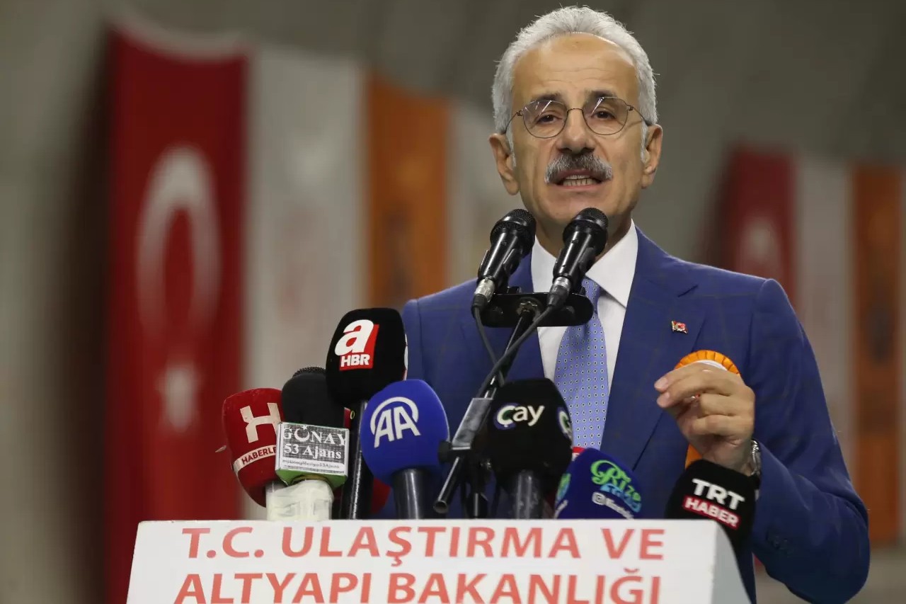 Ulaştırma ve Altyapı Bakanı Abdulkadir Uraloğlu, Rize'de Çamlıhemşin Tüneli ve